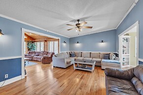 Blaine 5br Haven Hot Tub, Space & Fun 5 Bedroom Home