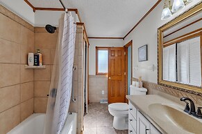 Blaine 5br Haven Hot Tub, Space & Fun 5 Bedroom Home