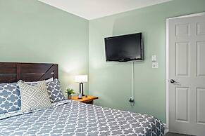 Rustic-chic Escape w/ Hot Tub, Fireplace & Nature Views Pine Woods Lof