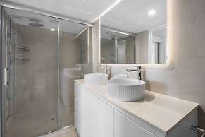 Absolute Beachfront Apartment in Surfers