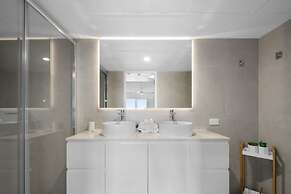 Absolute Beachfront Apartment in Surfers