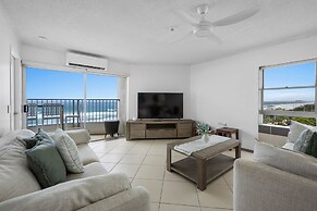Absolute Beachfront Apartment in Surfers