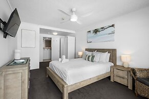 Absolute Beachfront Apartment in Surfers