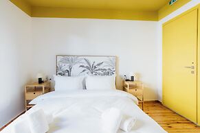 Canvas Color Your Stay