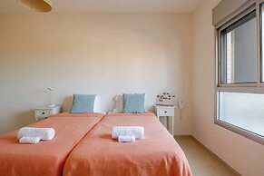 Gugel Waves Seaview 4BR Family Aparts