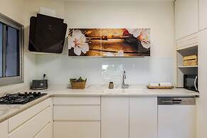 Gugel Waves Seaview 4BR Family Aparts