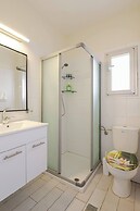 Gugel Waves Seaview 4BR Family Aparts