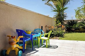 Gugel Waves Seaview 4BR Family Aparts