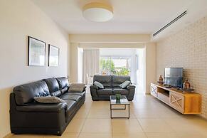 Gugel Waves Seaview 4BR Family Aparts