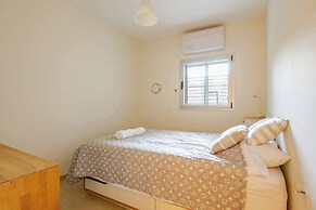Gugel Waves Seaview 4BR Family Aparts