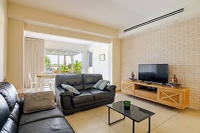 Gugel Waves Seaview 4BR Family Aparts