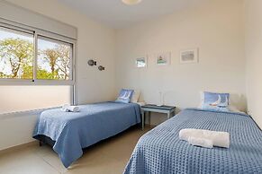 Gugel Waves Seaview 4BR Family Aparts