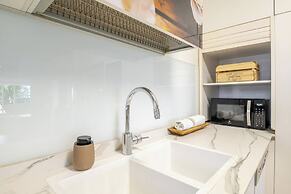 Gugel Waves Seaview 4BR Family Aparts