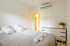 Gugel Waves Seaview 4BR Family Aparts
