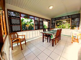 Tahiti - Haumaru Beach Fare