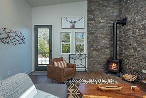 Wet Dry Sauna w Fireplace Close to Waterfalls