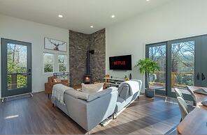 Wet Dry Sauna w Fireplace Close to Waterfalls