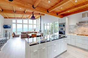 Sky-high Luxury w Million Dollar Views