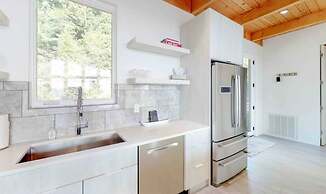 Sky-high Luxury w Million Dollar Views