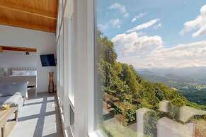 Sky-high Luxury w Million Dollar Views