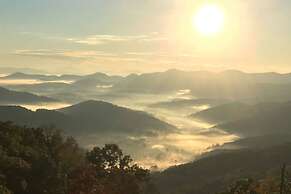 Sky-high Luxury w Million Dollar Views