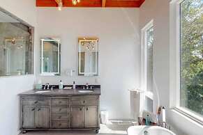 Sky-high Luxury w Million Dollar Views