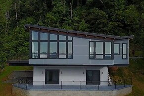 Sky-high Luxury w Million Dollar Views