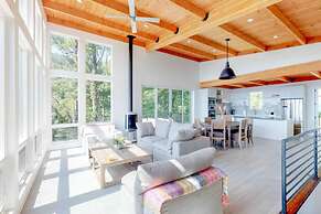 Sky-high Luxury w Million Dollar Views