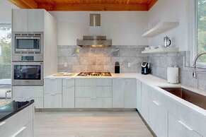 Sky-high Luxury w Million Dollar Views