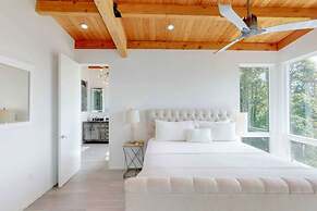 Sky-high Luxury w Million Dollar Views