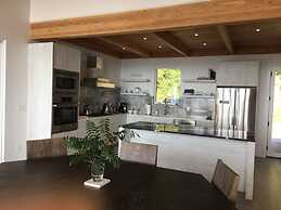 Sky-high Luxury w Million Dollar Views