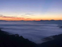 Sky-high Luxury w Million Dollar Views