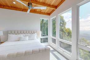 Sky-high Luxury w Million Dollar Views