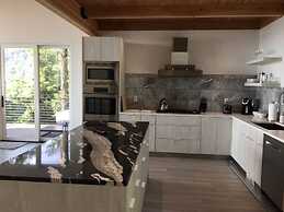 Sky-high Luxury w Million Dollar Views