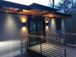 Sky-high Luxury w Million Dollar Views