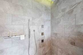 Sky-high Luxury w Million Dollar Views