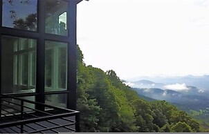 Sky-high Luxury w Million Dollar Views