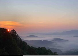 Sky-high Luxury w Million Dollar Views