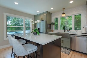 Hot Tub Nestled in the Forest w Chef s Kitchen