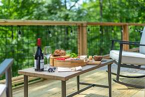 Hot Tub Nestled in the Forest w Chef s Kitchen