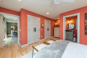 Hot Tub Nestled in the Forest w Chef s Kitchen