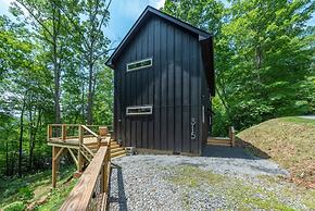 Hot Tub Nestled in the Forest w Chef s Kitchen
