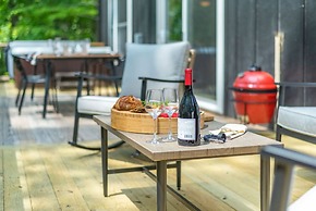 Hot Tub Nestled in the Forest w Chef s Kitchen