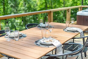 Hot Tub Nestled in the Forest w Chef s Kitchen