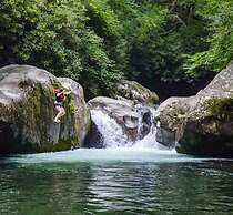 Hot Tub Nestled in the Forest w Chef s Kitchen