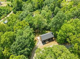 Hot Tub Nestled in the Forest w Chef s Kitchen