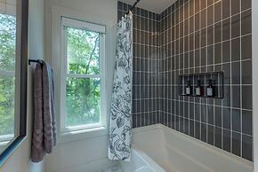 Hot Tub Nestled in the Forest w Chef s Kitchen