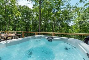 Hot Tub Nestled in the Forest w Chef s Kitchen