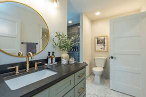 Hot Tub Nestled in the Forest w Chef s Kitchen