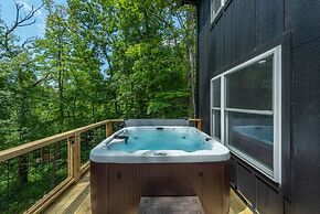 Hot Tub Nestled in the Forest w Chef s Kitchen